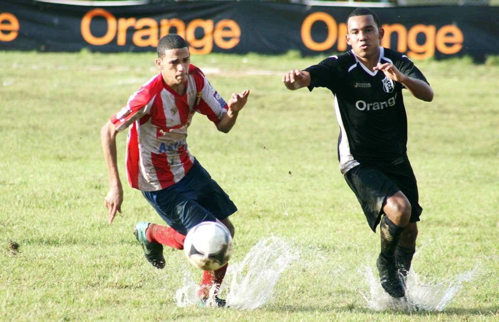 José Ramón Pichardo de Moca (Uniforme Negro) se disputa un balón con un jugador del Sporting